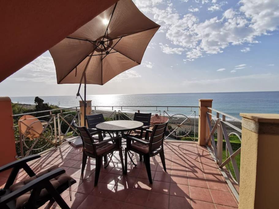 Exclusive Beachfront Penthouse Almayate Alto Exterior foto